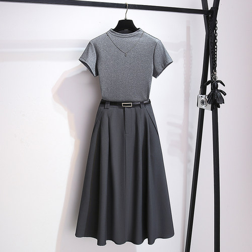 灰色半高领短袖t恤半身裙两件套