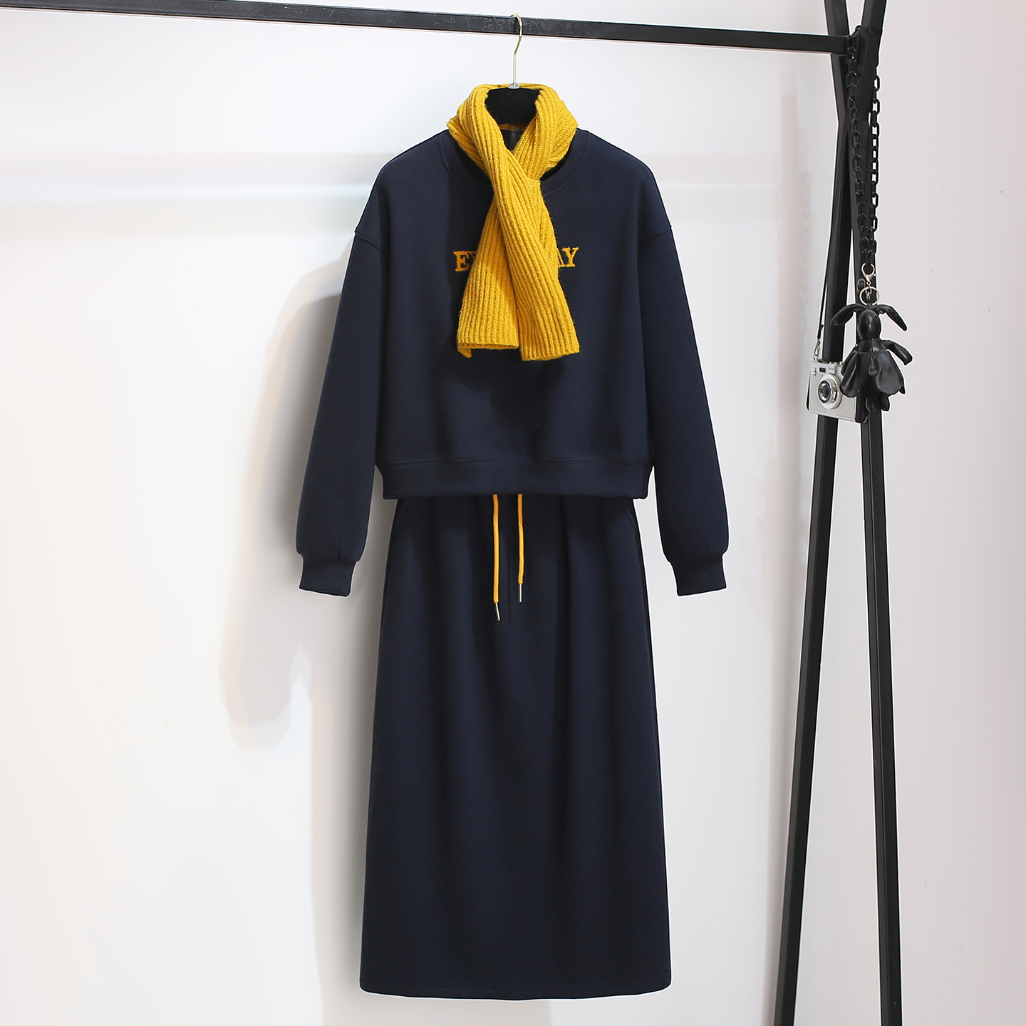 今年流行爆款加绒加厚卫衣直筒半身裙女两件套2025秋冬新款连衣裙