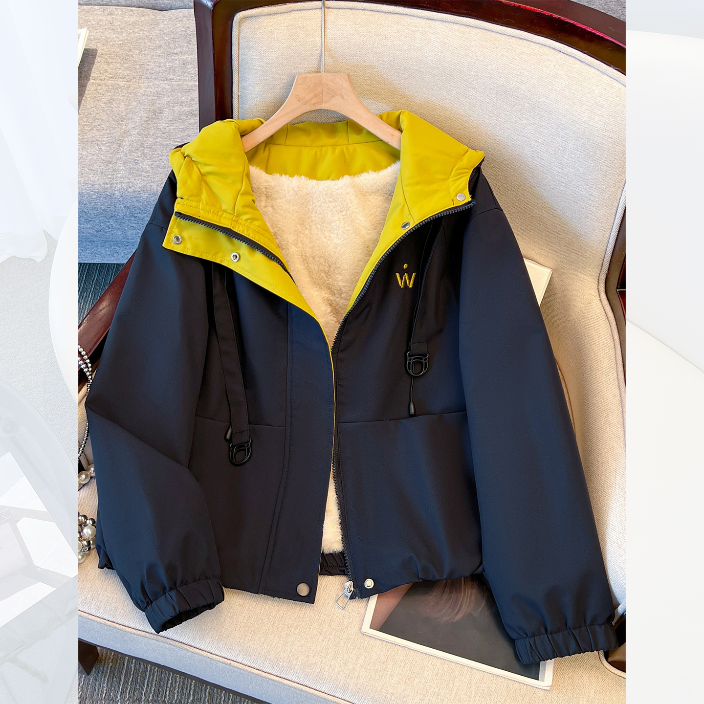 的藏青蓝色连帽加绒加厚冲锋外套