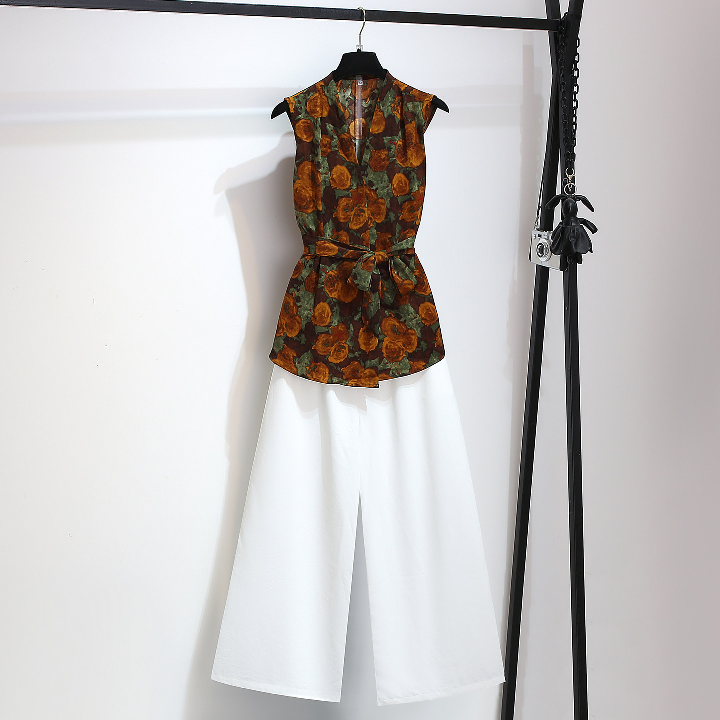 雪纺碎花v领无袖上衣阔腿长裤子女2026夏季新款超火减龄两件套装