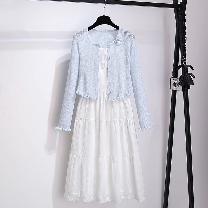 针织开衫配白色蕾丝吊带连衣裙