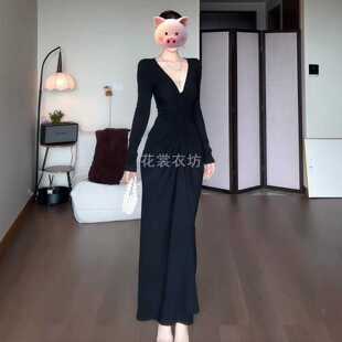 法式气质V领长袖连衣裙女新款2026秋冬显瘦性感配大衣打底长裙子