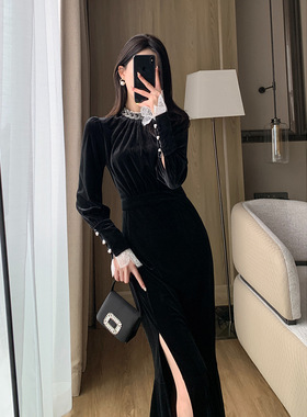 黑色丝绒连衣裙女秋冬新款法式复古赫本风蕾丝拼接休闲开叉长裙子