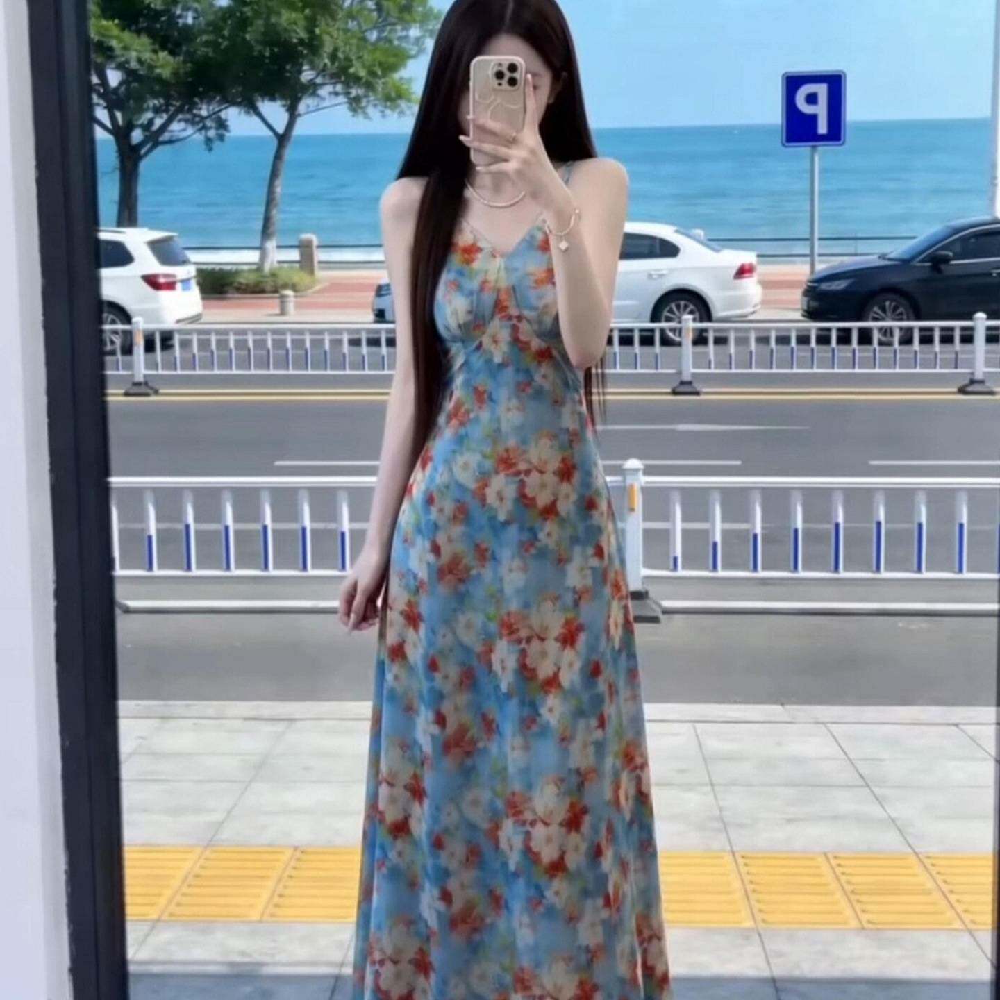 法式蓝色碎花吊带连衣裙子女款海边度假穿搭绝美掐腰长裙