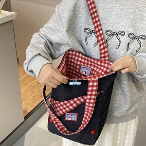 2025新款牛仔红格子单肩斜挎包女可爱双面背水桶包红格子学生背包