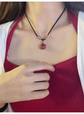 天然草莓晶猫咪项链编织绳锁骨链小众百搭可爱简约原创男女闺蜜 