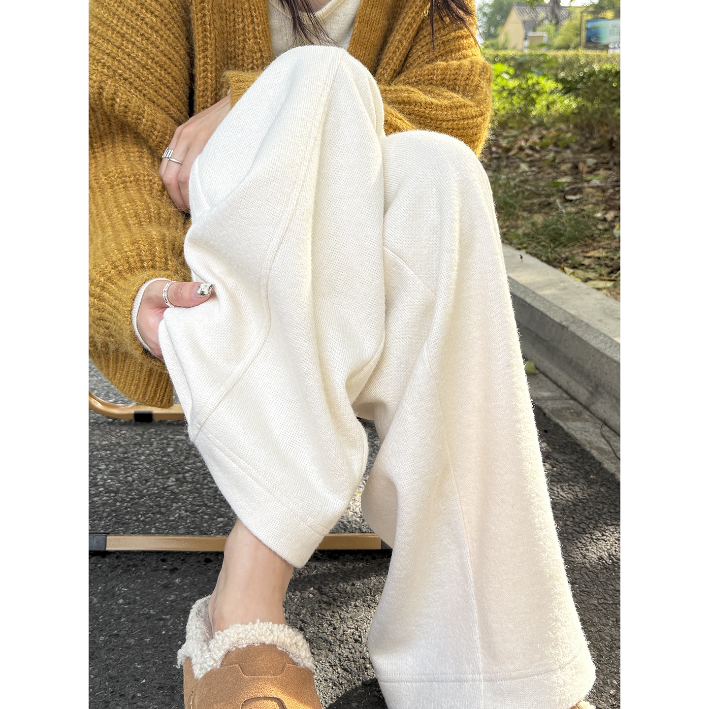 白色醋酸羊毛阔腿裤女秋冬季新款针织卫裤垂感加绒加厚直筒弯刀裤