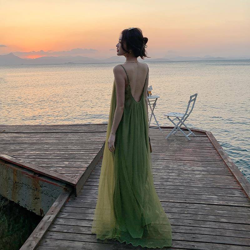 海滩夫人三亚拍照海边度假绿色沙滩裙性感露背吊带连衣裙女夏长裙
