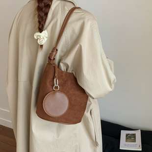 ins复古风小众鹿皮绒水桶包包女软皮手提包休闲腋下包百搭单肩包