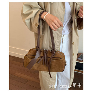 韩国麂皮绒腋下包包女2025新款潮中古小众流苏枕头包大容量手提包