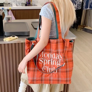 夏季美式小众格子布包包女2025新款潮文艺少女托特包大容量斜挎包