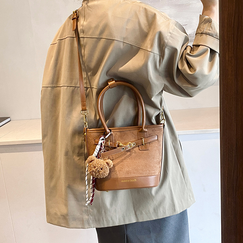 磨砂绒水桶包百搭斜挎包