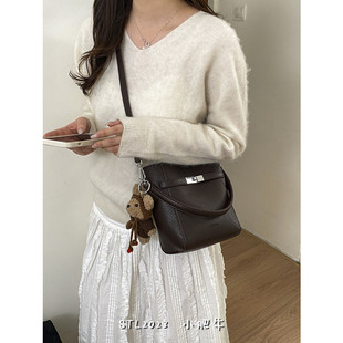 轻奢高级感荔枝纹水桶包包女2026新款潮时尚百搭大容量中古斜挎包