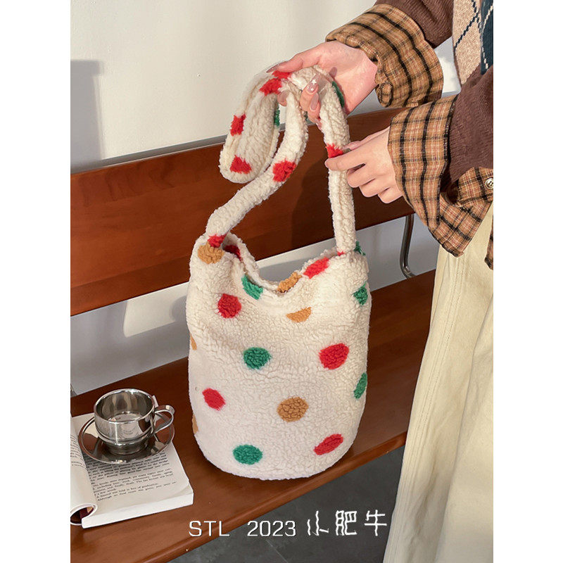 网红甜美可爱彩色波点毛绒包包女时尚学院风水桶包大容量斜挎包