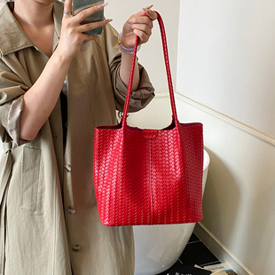 大容量复古上班通勤包女2025新款高级感红色新娘结婚包编织托特包
