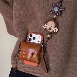 秋冬棕卷发可爱女孩翻盖耳机小包斜挎手机背夹挂件包包挂饰挂链