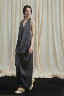 亦各有行 挂脖印花不规则廓形缎面露背裙小众设计高级原创度假感