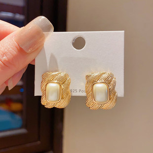 2025新款法式复古珍珠耳钉女小众独特设计轻奢气质高级感耳环耳饰