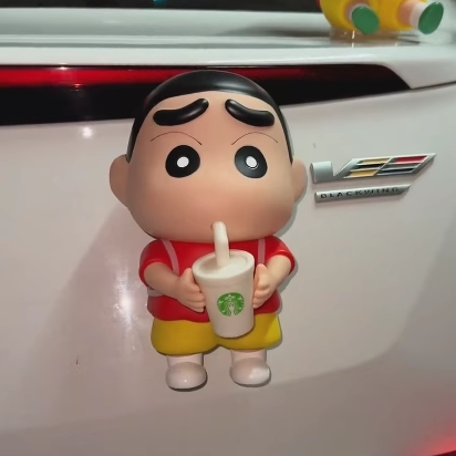 爱喝奶茶的蜡笔小新可发光车载摆件创意汽车装饰车顶公仔车外摆件