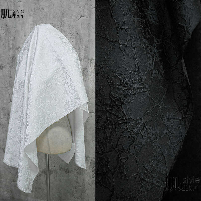 立体肌理黑白色不规则旗袍