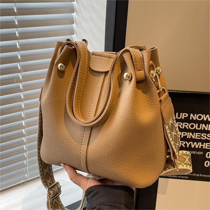 韩系高级感百搭包包女士2024新款宽肩带百搭斜挎包质感手拎水桶包