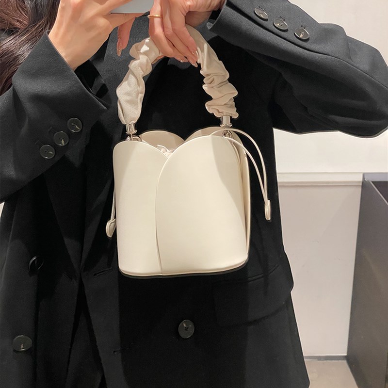 花瓣水桶包2024新款高级感小众设计个性手提包时尚单肩斜挎小包包