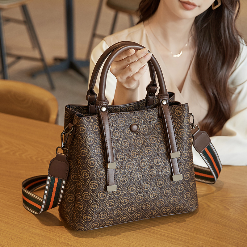 大容量手提单肩包女2023新款潮高级感时尚大气真皮斜挎水桶包女