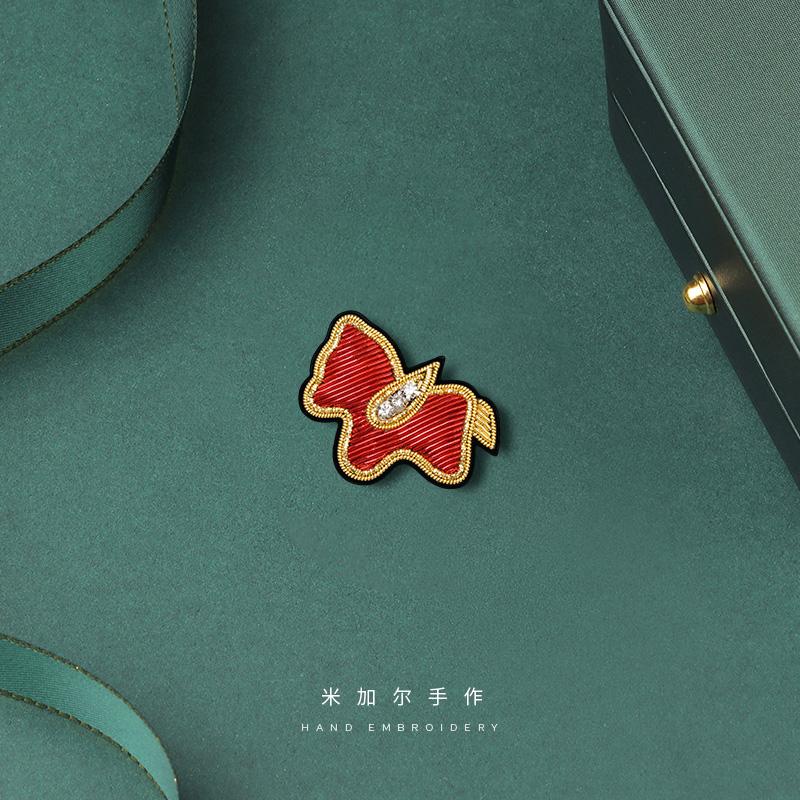 手工刺绣飞天小马胸针日系可爱镶钻生肖马徽章衣服别针本命年配饰