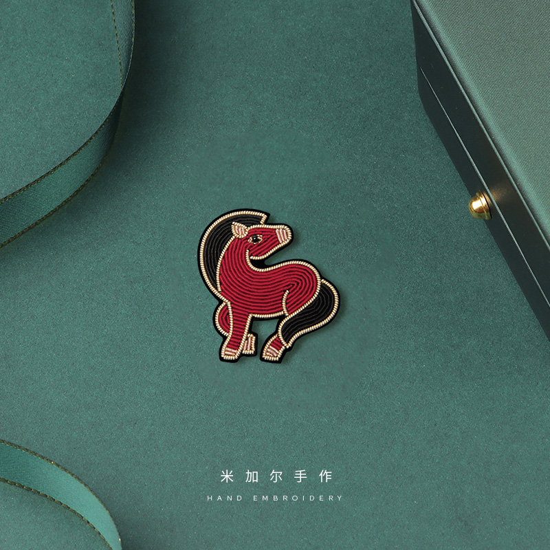 印度丝手工刺绣小红马胸针