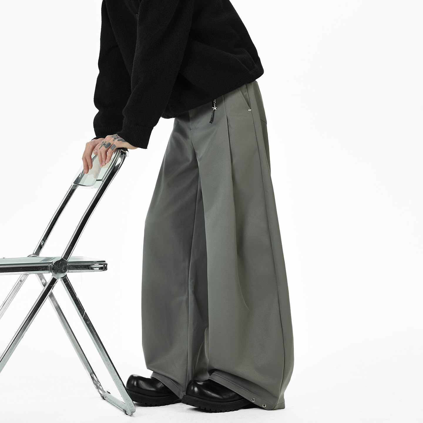 现货A412-DM548-特P54-限价98-带配饰挂件双压褶弯刀西裤，男装西裤，电商A412