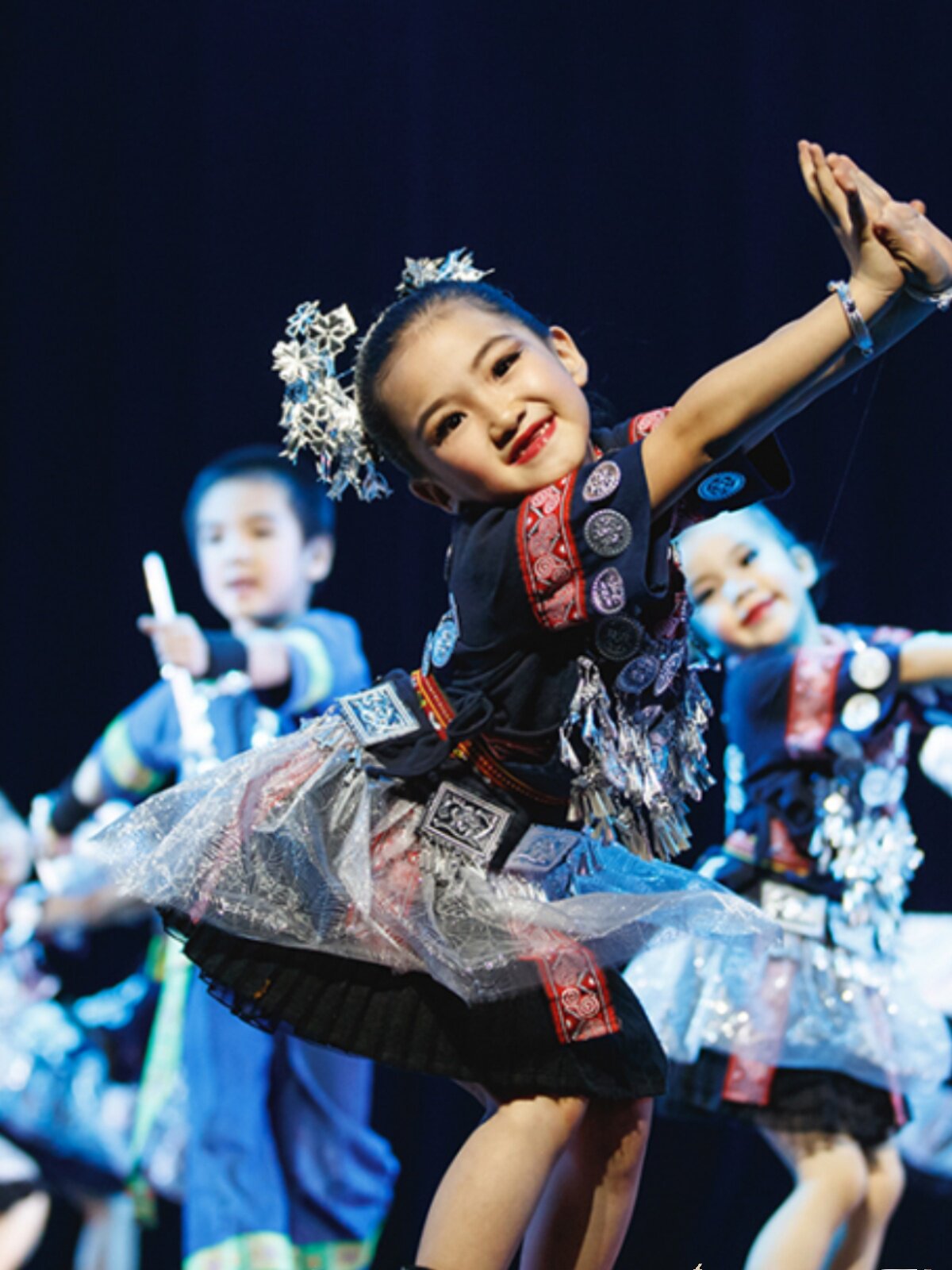 小荷风采小银匠儿童民族舞蹈服苗族服装舞台服红山果表演出服彝族