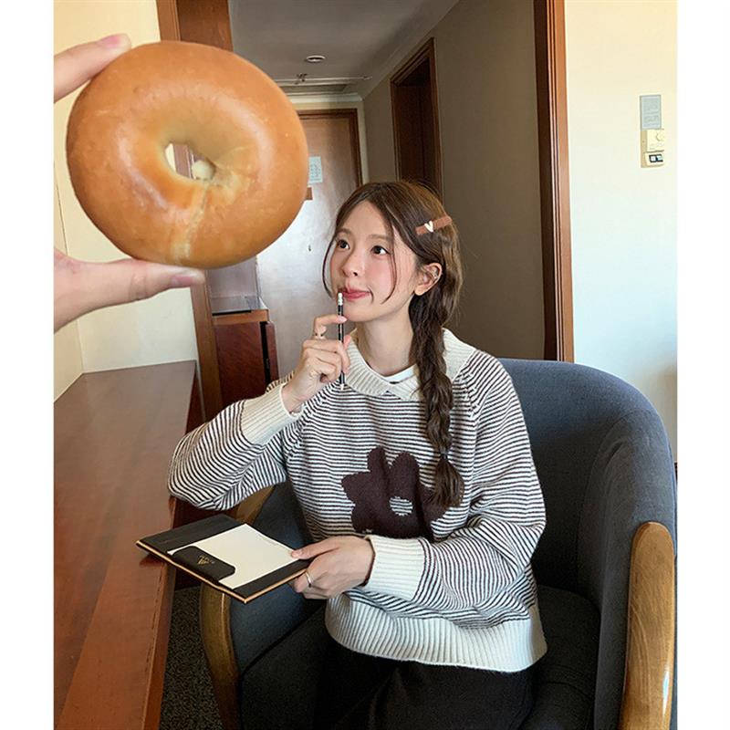 2025秋冬新款韩系休闲小翻领条纹花朵毛衣女百搭宽松长袖针织上衣