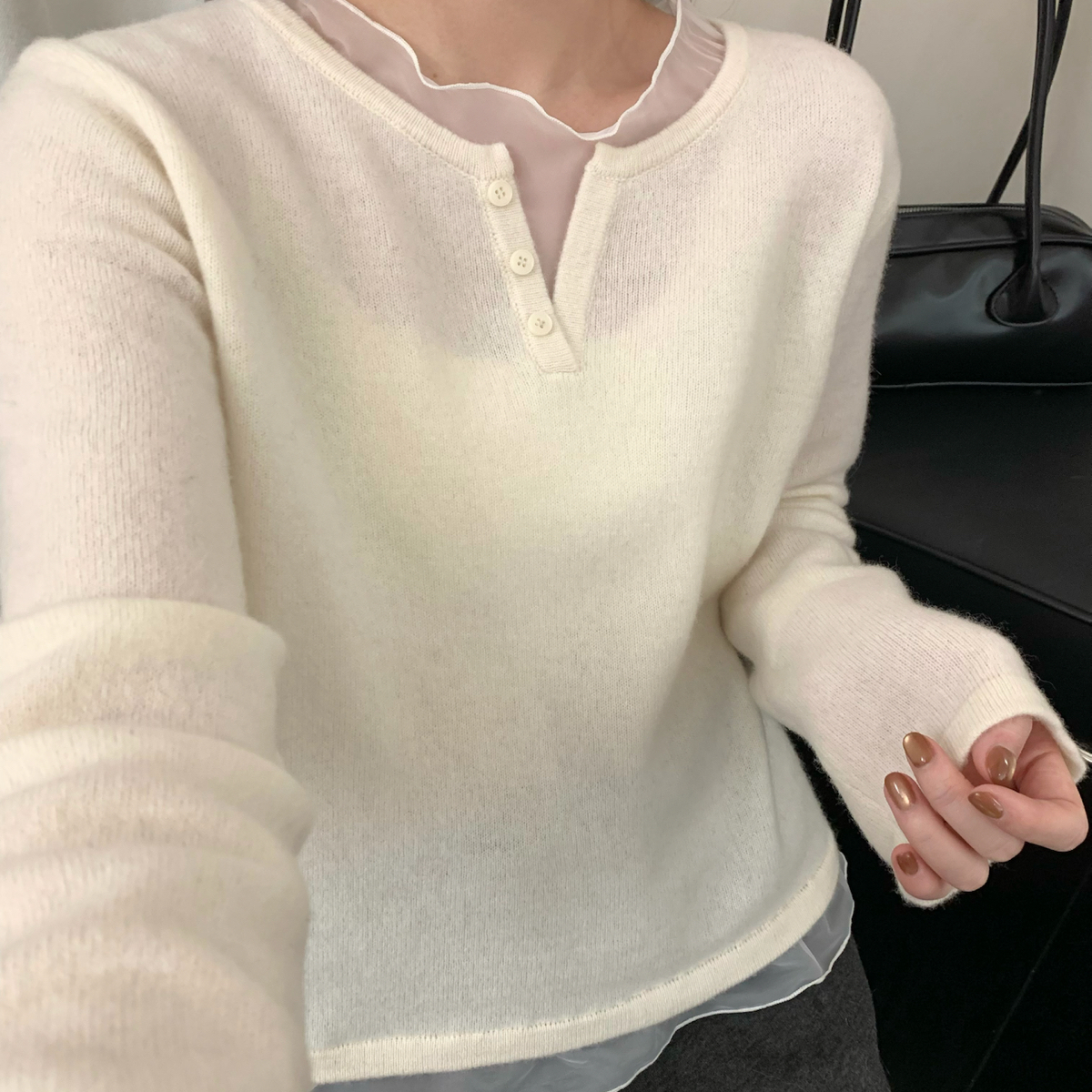 MOMO-肌肤会呼吸的材质欧根纱v领打底衫（含100绵羊毛）6069