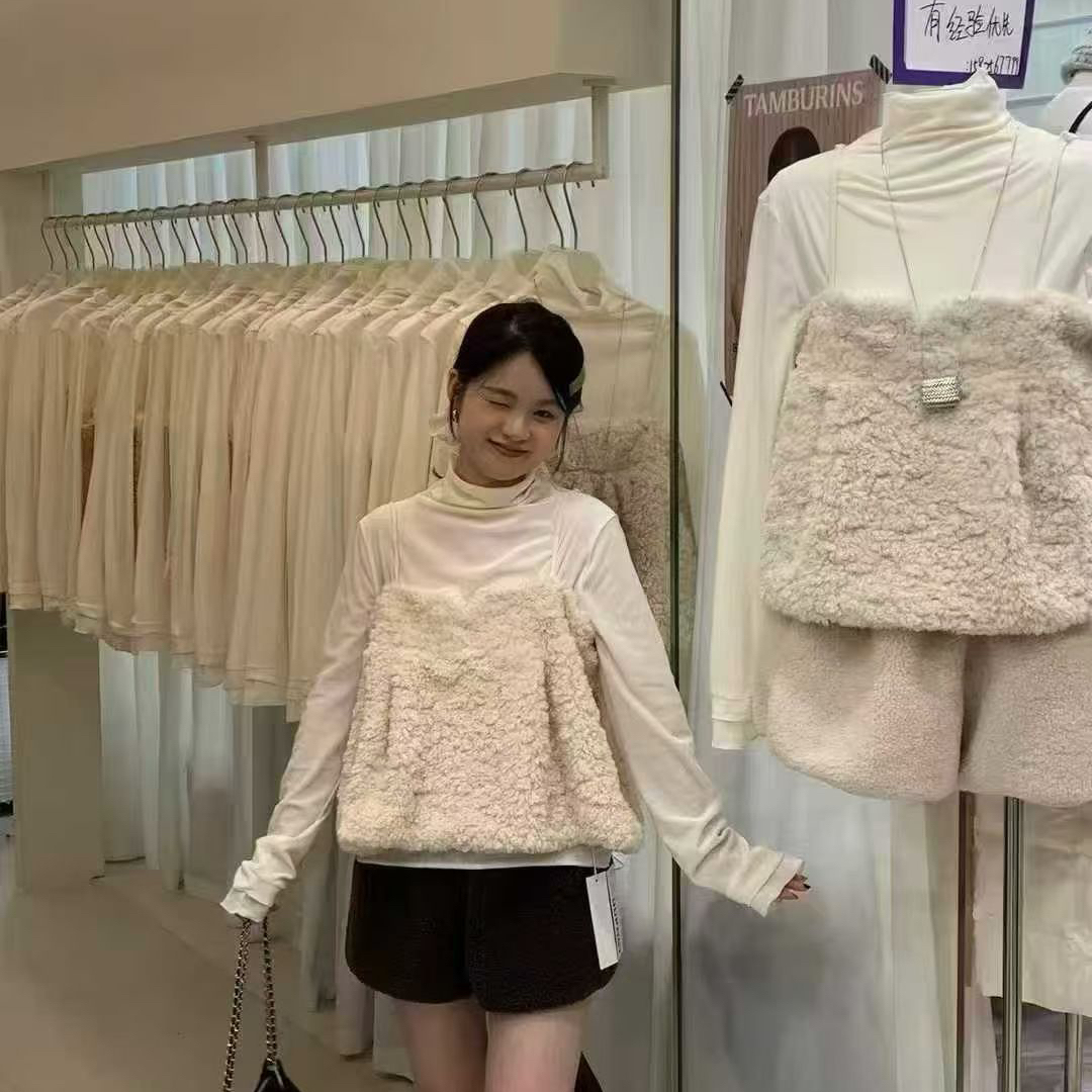 UP Studio 立方+-内搭长袖T恤打底+叠穿毛毛吊带背心套装YS1-2806