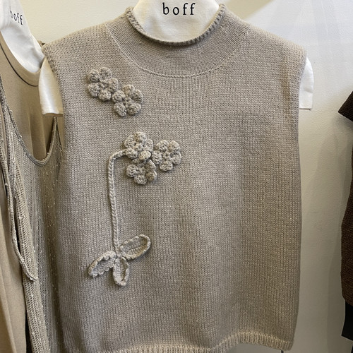 boff-26秋上新夸爆这个款氛围感细闪立体盘花中领毛衣背心79101