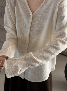 TB媞宝-春26年早春重工蕾丝钩花优雅v领喇叭袖设计款蕾丝衫75111