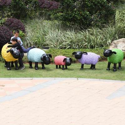 玻璃钢卡通草皮羊雕塑户外园林小品园区景观动物摆件草坪装饰造景