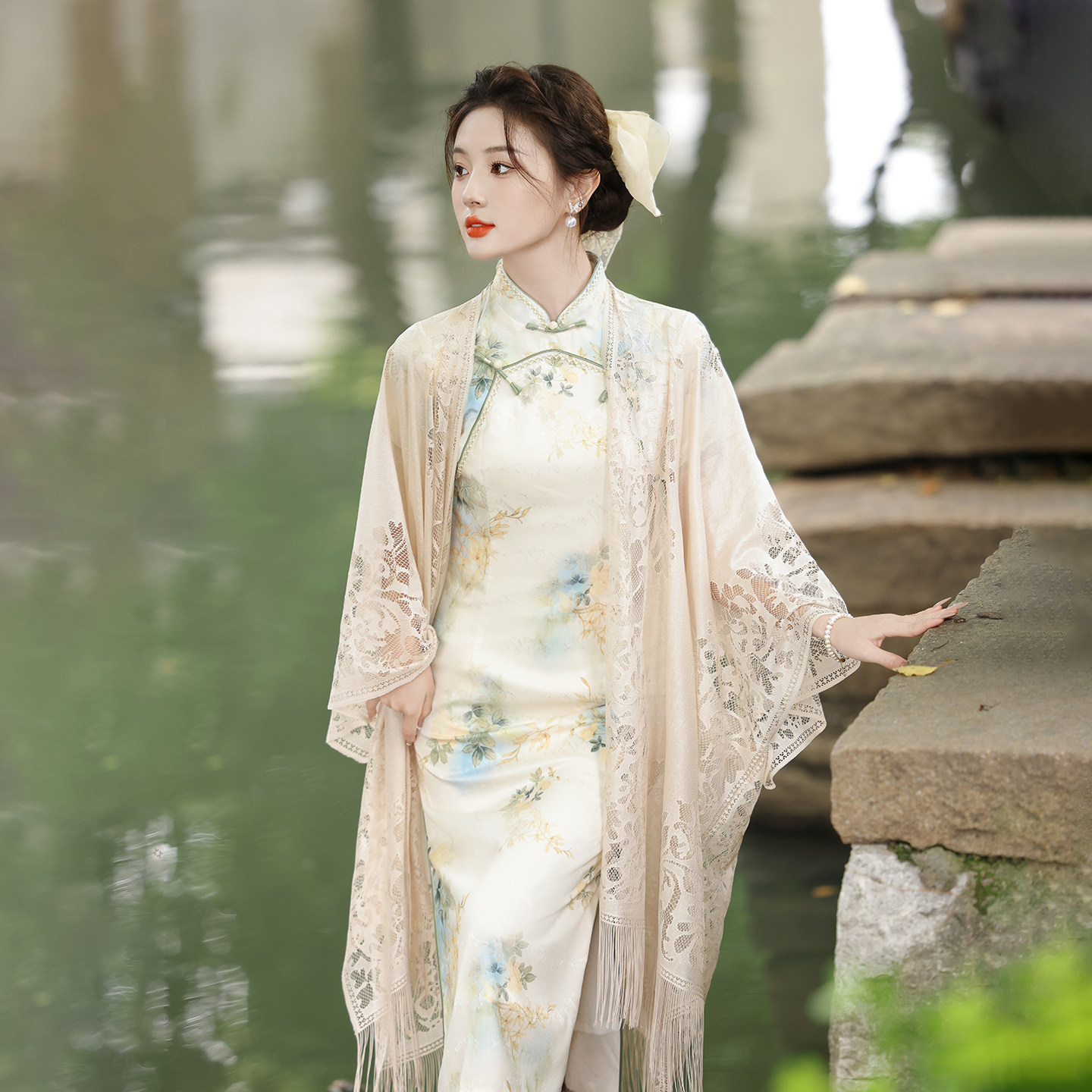 中国风蕾丝开衫披肩女镂空外搭2025新款薄款旅游防晒斗篷长款披风