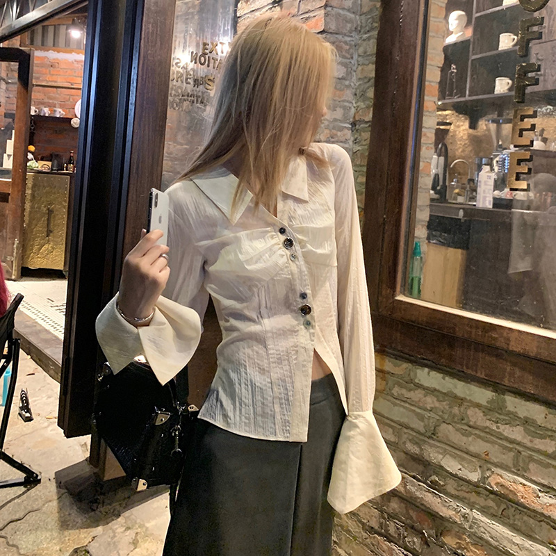 TA suki_喇叭长袖设计感小众修身衬衫女淡黄色后背绑带短款上衣夏