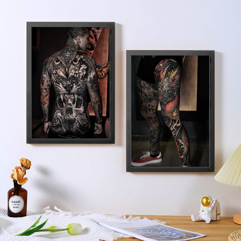 a4纹身海报框画装饰画黑灰写实男女满背刺青店剧本杀背景墙壁挂画