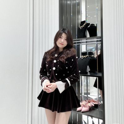 DN高端定制2025春季新款千金风珍珠贝壳式棕色丝绒外套短裙套装女