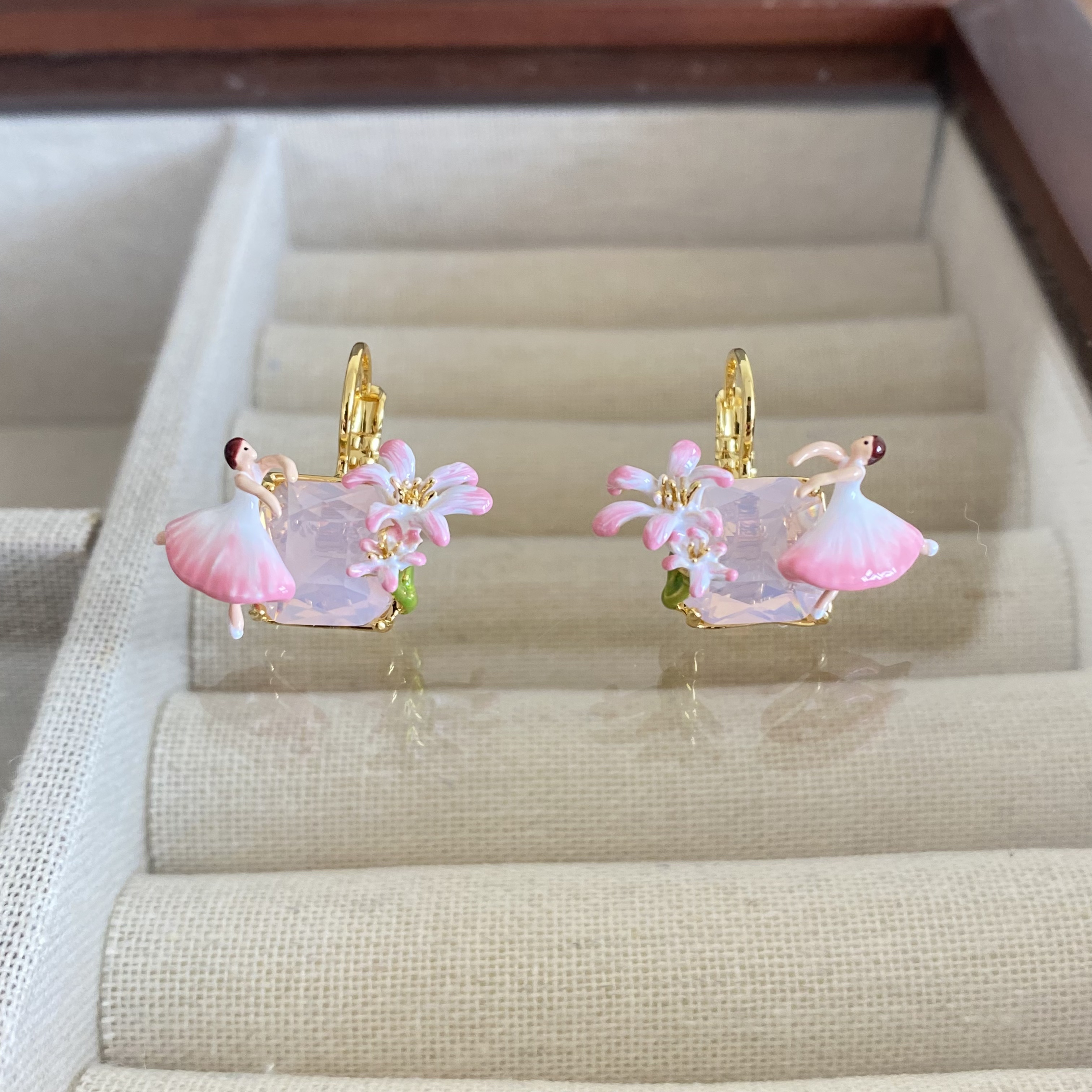 法国珐琅新款芭蕾舞迷你粉色女与百合花多面宝石耳钉耳环耳饰