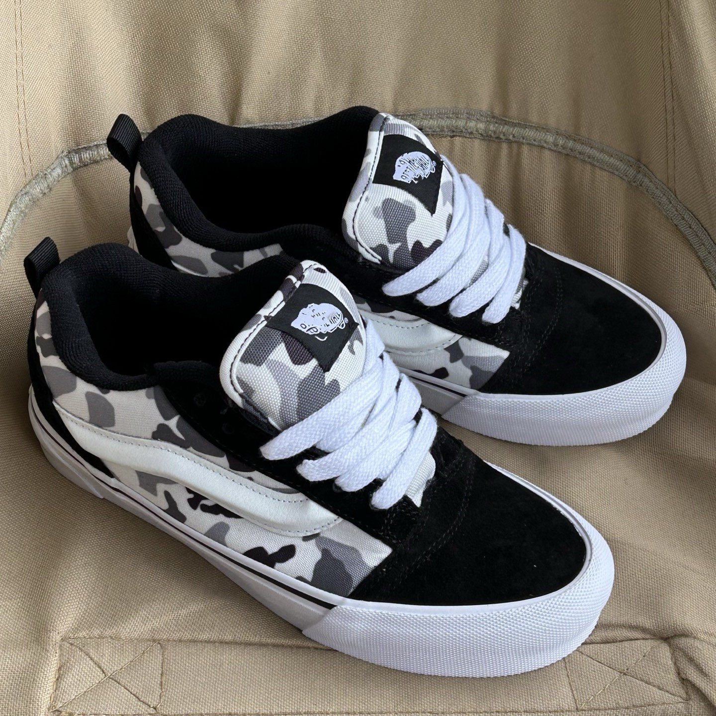 Knu Skool 黑白色迷彩鹿皮拼接低帮面包鞋板鞋男女鞋VN000D22BZW