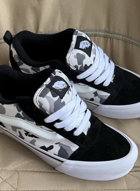 Knu Skool 黑白色迷彩鹿皮拼接低帮面包鞋板鞋男女鞋VN000D22BZW