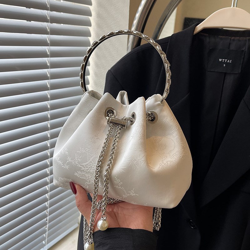 超火小众新中e式包包女2024新款夏天百搭链条斜挎包迷你手提水桶