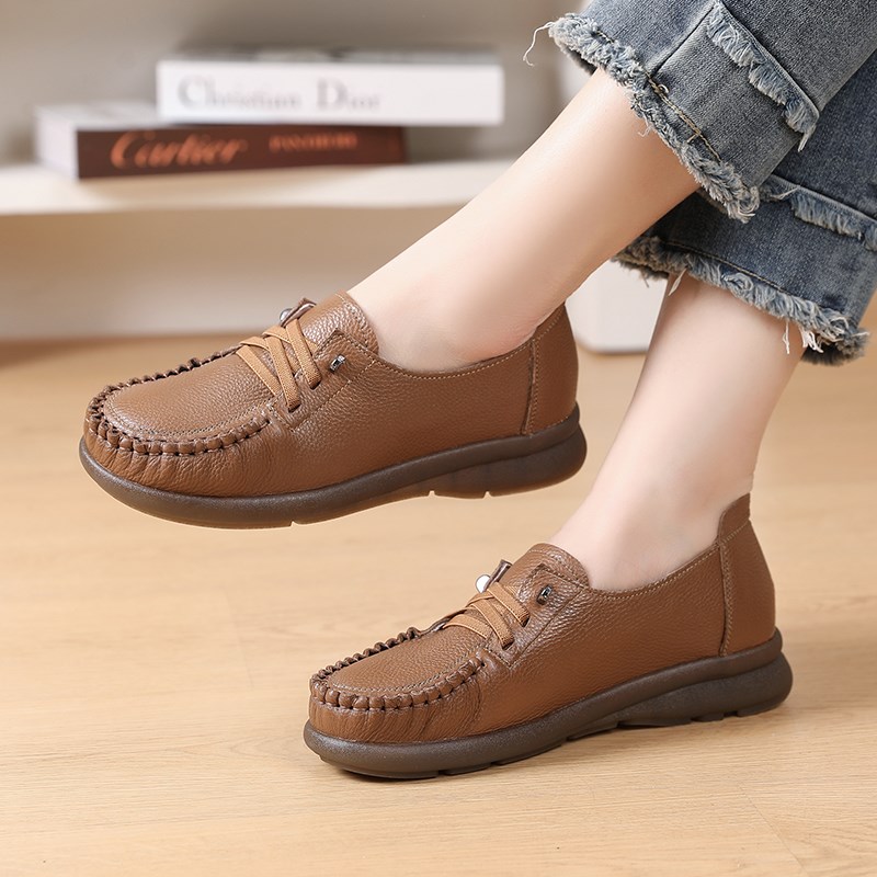 2025新款牛筋软底大码女鞋42春秋款脚宽胖外穿真皮中老年妈妈单鞋