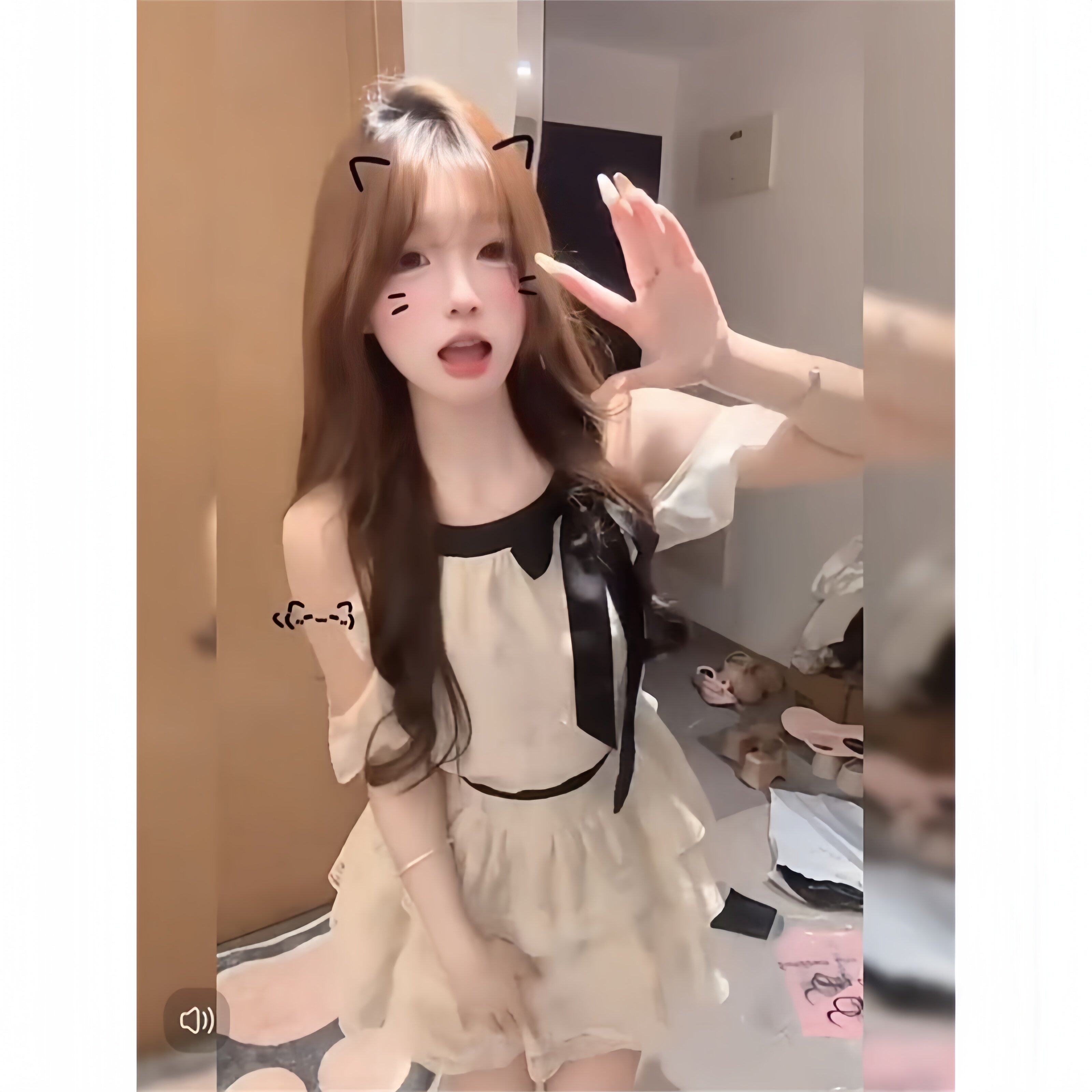 法式富家千金挂颈洋装女