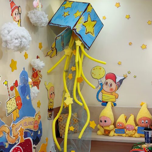 星星人主题蓝色礼物盒吊饰星星人KT板摆件甜品店生日派对装饰布置