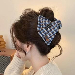 韩系时尚格纹三角抓夹女新款秋冬高级感发夹鲨鱼夹大号后脑勺头饰