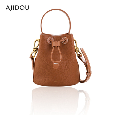 阿吉豆AJIDOU女款斜挎包时尚潮流背包百搭抽绳单肩包设计感水桶包